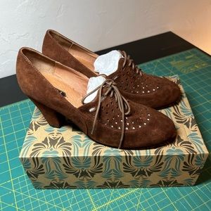 NIB Royal Vintage Alice in Nutmeg suede size 9.5
